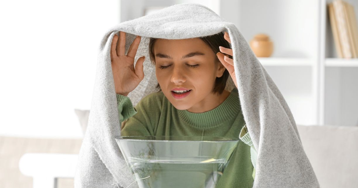 Xông mặt nhẹ với nước ấm hoặc tinh dầu giúp sáng da và tốt cho thị lực